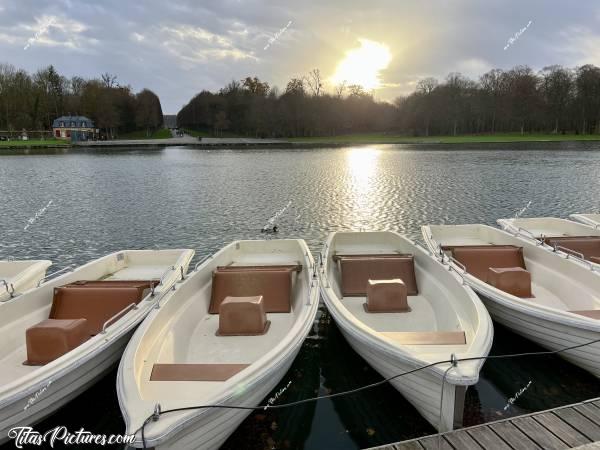 Photo Le Grand Canal : Possibilité de location de barque sur le Grand Canal du Château de Versailles. Quelques jours après cette photo, les barques ont été mises à l’abri pour l’hiver. c, Tita’s Pictures, Barques, Grand Canal, Versailles 