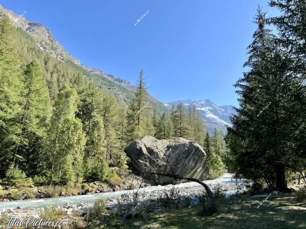 Photo Grand Paradis : Le même gros rocher que la photo précédente, mais pris un an plus tôt et sous un point de vue légèrement différent. On peut cependant constater que le lit du Torrente n’a plus rien à voir et que beaucoup d’arbres et de végétaux ont disparu 😟😢c, Tita’s Pictures, Italie, Vallée d’Aoste, Gran Paradiso, Torrente Valnontey