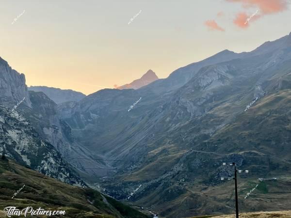 Photo Col du Petit Saint Bernard  : J’aime beaucoup ce passage du Col du Petit Saint Bernard, à la frontière italienne 😍 Ce soir là, il y avait une drôle d’ambiance avec cette lumière jaune de fin de journée 🤭😅c, Tita’s Pictures, Col du Petit Saint Bernard, Frontière Italienne, les Alpes