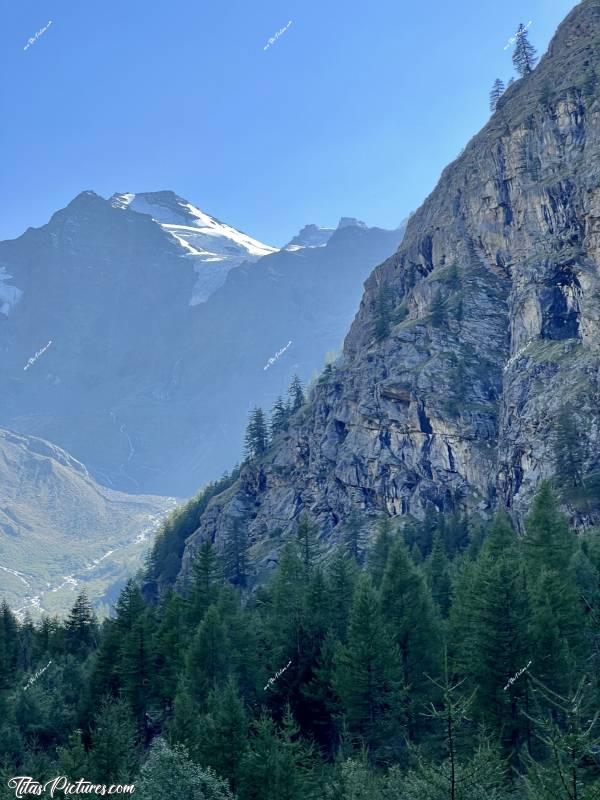 Photo Grand Paradis : Qu’est ce que j’adore ce Gran Paradiso de la Vallée d’Aoste en Italie 😍🥰 Les montagnes sont très imposantes et la nature est très belle et très sauvage. Malheureusement, cet endroit a été bien abimé avec les inondations de Juin 2024 😢 c, Tita’s Pictures, Italie, Vallée d’Aoste, Gran Paradiso, Torrente Valnontey