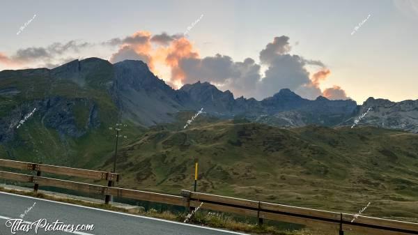 Photo Col du Petit Saint Bernard  : En arrivant à la frontière Italienne, quelle surprise de voir cette drôle d’ambiance 🤭😅Trop bizarre ces nuages foncés derrière les montagnes.. On dirait qu’il y a un incendie derrière, mais non 🤭😅c, Tita’s Pictures, Col du Petit Saint Bernard, Frontière Italienne, les Alpes