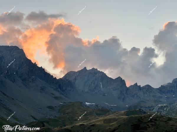 Photo Col du Petit Saint Bernard  : Drôles d’effets de lumière dans le ciel, ce soir-là, au Col du petit St Bernard. On aurait dit qu’il y avait un incendie de l’autre côté de la Montagne 😟😅 Mais non 🤭😍c, Tita’s Pictures, Col du Petit Saint Bernard, Frontière Italienne, les Alpes