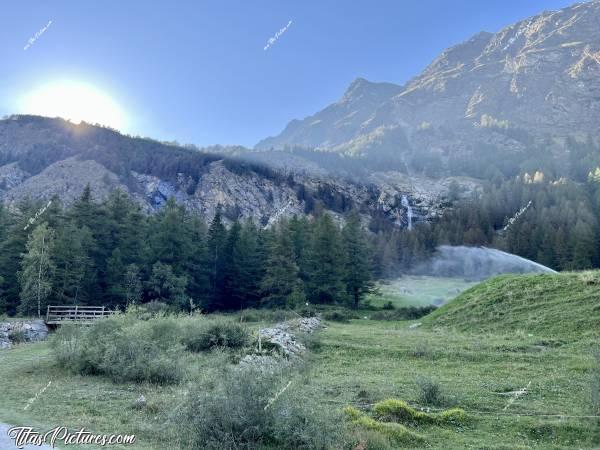 Photo Grand Paradis : Le soleil commençait juste à disparaître derrière la montagne, ce qui donne cet effet d’énorme soleil 🤭😅 Photo prise en Septembre 2023. Le chemin sur lequel j’étais pour prendre cette photo a disparu depuis avec les inondations 😢c, Tita’s Pictures, Italie, Vallée d’Aoste, Gran Paradiso, Torrente Valnontey