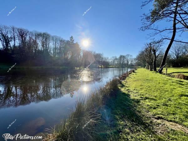 Photo La Bretêche : C’était vraiment très beau de voir le soleil reflété sur la glace, qui recouvrait les 3/4 du Lac de la Bretèche aux Épesses 😍 Malheureusement, je n’ai pas réussi à capturer le moment en images, comme je l’aurais souhaité 😢 Le téléphone peut pas tout faire 🥴😅c, Tita’s Pictures, le Lac de la Bretèche, Les Épesses