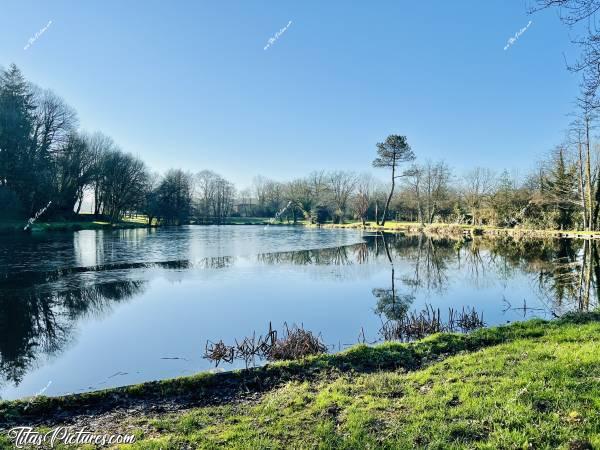 Photo La Bretêche : Cette couche blanchâtre que l’on voit sur le Lac de la Bretèche, c’est de la glace qui le recouvrait au 3/4 en ce mois de Janvier 2025. Impressionnant 🤭😅 Mais normal pour une saison hivernale en Vendée 🥶 c, Tita’s Pictures, le Lac de la Bretèche, Les Épesses