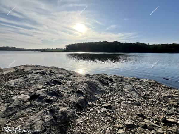 Photo Retenue de Rochereau : En ce mois de janvier 2025, le niveau d’eau du Lac de Rochereau est étonnamment très bas je trouve, avec toute la pluie qui est tombée 🧐🤨c, Tita’s Pictures, Retenue de Rochereau, Lac