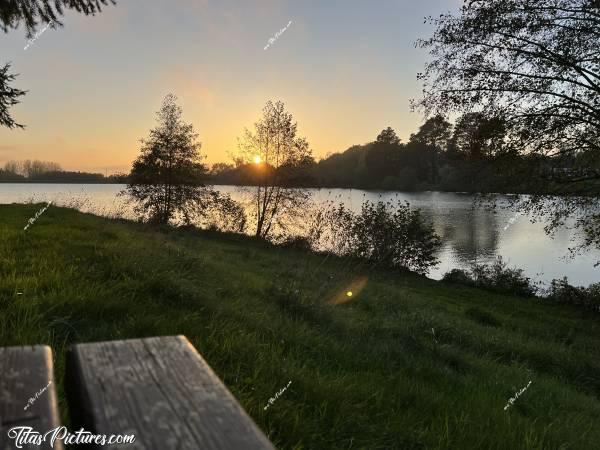 Photo Lac de l’Espérance : Derniers rayons du soleil, sur le Lac de l’Espérance à Pouzauges. J’aime beaucoup me poser sur ce banc pour me ressourcer, en observant cette belle nature 😍🥰c, Tita’s Pictures, Lac de l’Espérance, Pouzauges, Lac