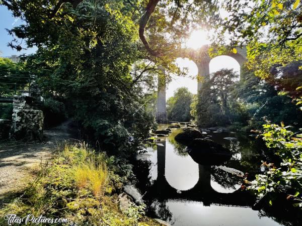 Photo Le Viaduc de Barbin : Jeu d’ombres et de lumières sur le Viaduc de Barbin, au parc de la Barbinière. Photo prise en été, avec un niveau d’eau assez bas. c, Tita’s Pictures, Viaduc de Barbin, Parc de la Barbinière