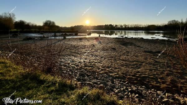 Photo Pescalis  : A Pescalis, le plan d’eau le plus éloigné était à moitié vide en cet hiver 2025. Ça donne une drôle d’ambiance avec le Coucher du Soleil 🤭😅😍c, Tita’s Pictures, Pescalis, Coucher de soleil 