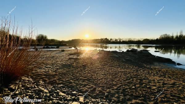 Photo Pescalis  : Coucher de soleil sur un des plans d’eau de Pescalis, qui était presque vidé en cet hiver 2025. Ça fait bizarre de voir tout ce qu’il y a au fond et qu’on ne peut voir habituellement 🤭😊c, Tita’s Pictures, Pescalis, Coucher de soleil 