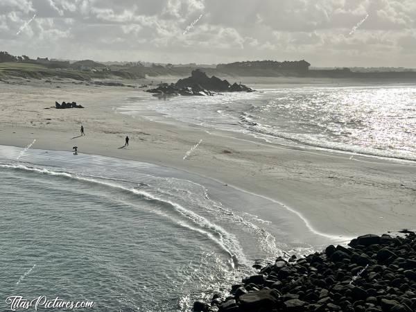 Photo Les Amiets : La plage des Amiets à Cléder, vue des hauteurs d’un gros amat de rochers. En face, mon rocher préféré de cette plage, d’où j’ai pris la photo précédente. Pour monter sur le point de vue d’où j’ai pris cette photo, il faut bien surveiller la mer. Car à marée haute, on se retrouve encerclé d’eau 🤭😅c, Tita’s Pictures, les Amiets, Cléder, plage, sable blanc, rochers