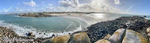 Photo Les Amiets : Grand panoramique de la plage des Amiets, pris du haut d’un gros rocher de granit. Pas besoin de drone 🤭🥰
Mais où est la maison du guardien ? 🧐😊c, Tita’s Pictures, les Amiets, Cléder, plage, sable blanc, rochers