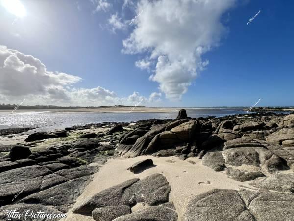 Photo La Baie du Kernic  : Oui, encore une photo de mon endroit préféré de la côte sauvage du Finistère nord : la Baie du Kernic. En face, la Dune de Keremma. 
Je trouve très sympa, cet effet d’optique, donnant l’impression que ce rocher dressé, est en train de dégager de la vapeur. C’est comme une cheminée de locomotive à vapeur 🤭😅😍c, Tita’s Pictures, La Baie du Kernic, Plage, Sable blanc, rochers, nuages