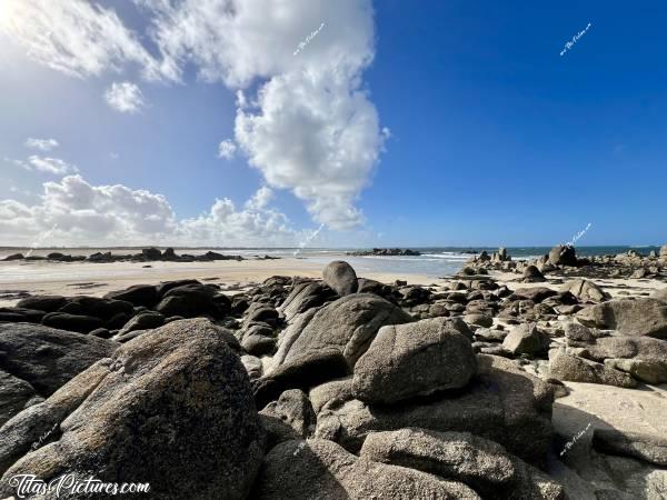 Photo La Baie du Kernic  : Nouvel effet d’optique avec les nuages 🤭😍 On dirait que le rocher qui pointe au milieu de cette photo, est en train de fumer comme une cheminée de vieille locomotive 🤭😅😍c, Tita’s Pictures, La Baie du Kernic, Plage, Sable blanc, rochers, nuages