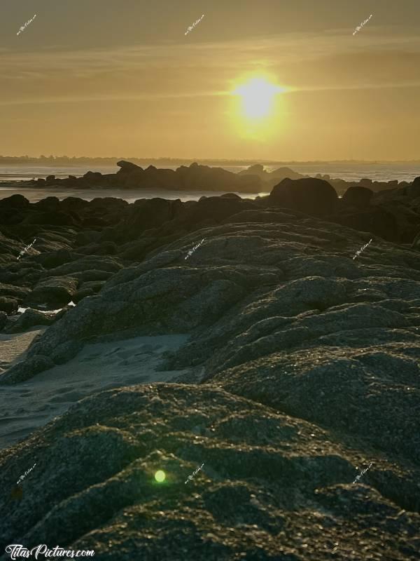 Photo La Baie du Kernic  : Derniers rayons du soleil sur les rochers de la Baie du Kernic 😍😎c, Tita’s Pictures, La Baie du Kernic, Plage, Sable blanc, Coucher du Soleil 