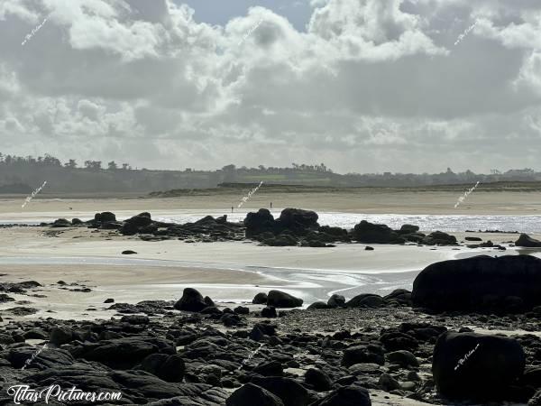 Photo La Baie du Kernic  : Au fond, la Dune de Keremma. Devant, le passage étroit entre la mer et la baie du Kernic. Je ne me lasserai jamais de cette endroit du Finistère 🤭🥰c, Tita’s Pictures, La Baie du Kernic, Plage, Sable blanc, Rochers