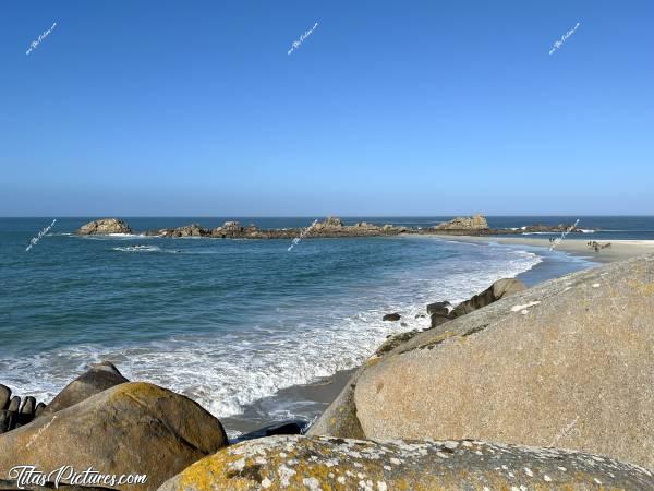 Photo Les Amiets : Un de mes jeux préférés depuis mon enfance, monter sur les gros rochers en bord de mer. Et voici la vue de mon rocher préféré de la plage des Amiets à Cléder. Au fond, on peut voir l’autre gros rocher à partir duquel j’ai pris le panoramique précédent. Il s’agit de celui qui est le plus à droite 😉c, Tita’s Pictures, les Amiets, Cléder, plage, sable blanc, rochers