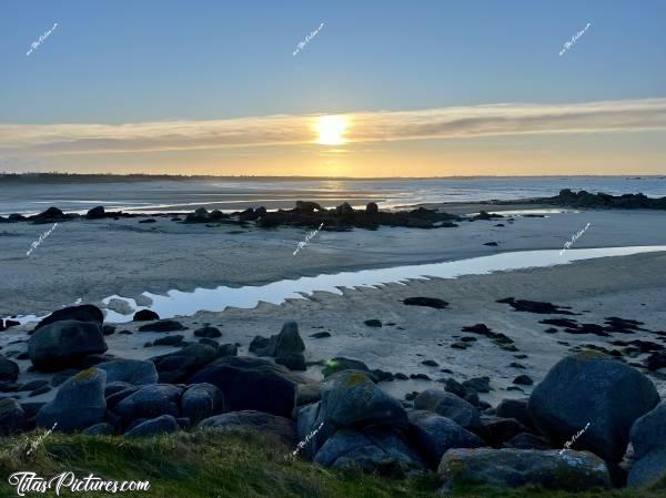 Photo La Baie du Kernic  : Une drôle de bande de nuages camouflait le soleil, en cette fin de belle journée ensoleillée à la Baie du Kernic. Ça donne un effet sympa je trouve 😍🥰c, Tita’s Pictures, La Baie du Kernic, Plage, Sable blanc, Coucher du Soleil 